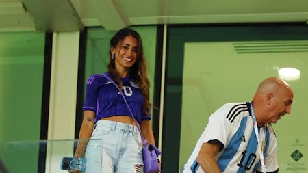 Antonela Roccuzzo; Argentina-Australia; Qatar 2022. Foto: Reuters.