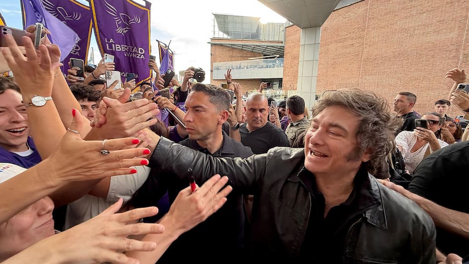 El presidente Javier Milei encabezó esta tarde un a caravana en el centro de la ciudad de Córdoba a cinco días de las elecciones legislativas nacionales del domingo.