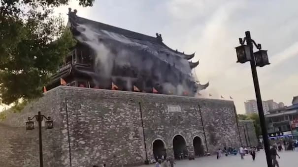 Derrumbe en China: cayó el techo de una torre de 600 años y generó terror entre los turistas