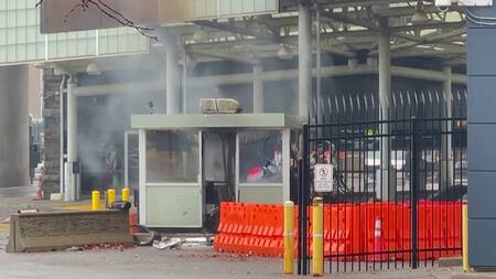 Explosión en el puente Rainbow, que une a Estados Unidos con Canadá. Foto: REUTERS.
