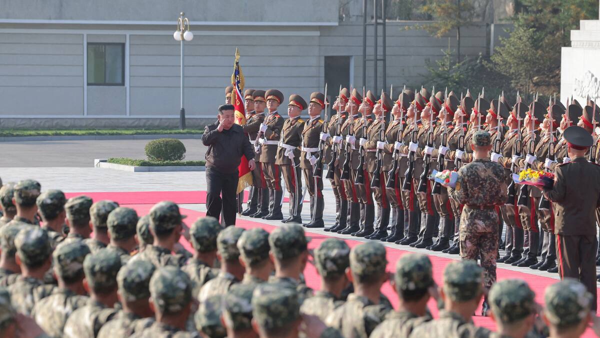 Soldados norcoreanos bajo la atenta mirada de Kim Jong Un. Foto: Reuters.