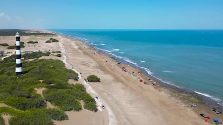 Lejos de la multitud: la playa de la Costa Atlántica valorada por su tranquilidad, playas extensas y un faro imponente