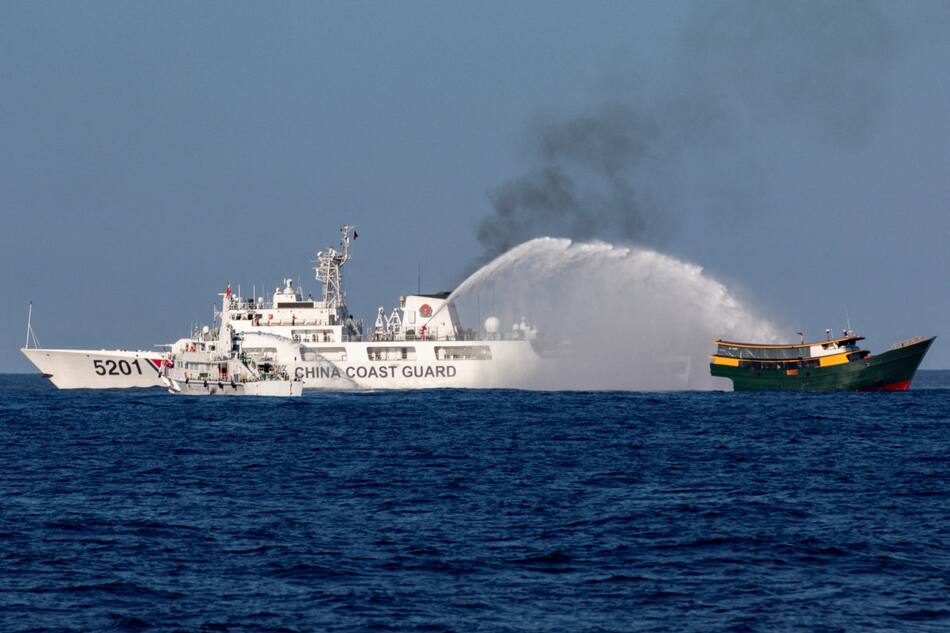 Guardia Costera china persigue a buque filipino. Foto: Reuters.