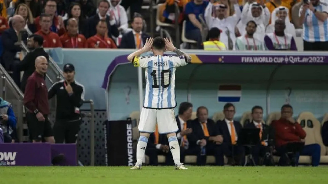 El Topo Gigio frente al banco de suplentes neerlandés.