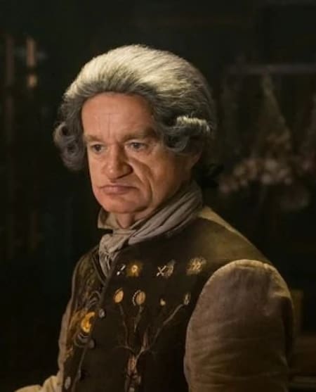 Maestro Raymond, Outlander. Foto Starz