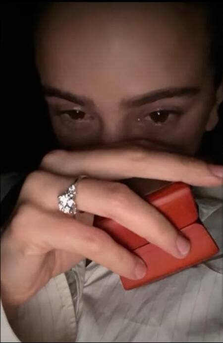 Rosalía con un anillo de diamantes. Foto captura videoclip Beso.