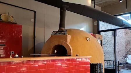 Pizza al horno de barro a un precio increíble.