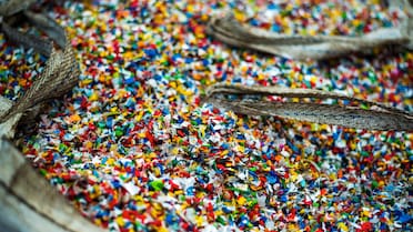 Alerta por microplásticos en el cerebro: pueden acelerar el deterioro cognitivo y agravar el Alzheimer y el Párkinson