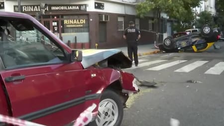 Brutal choque en Almagro: un auto cruzó en rojo y embistió a un taxi, hay cuatro heridos