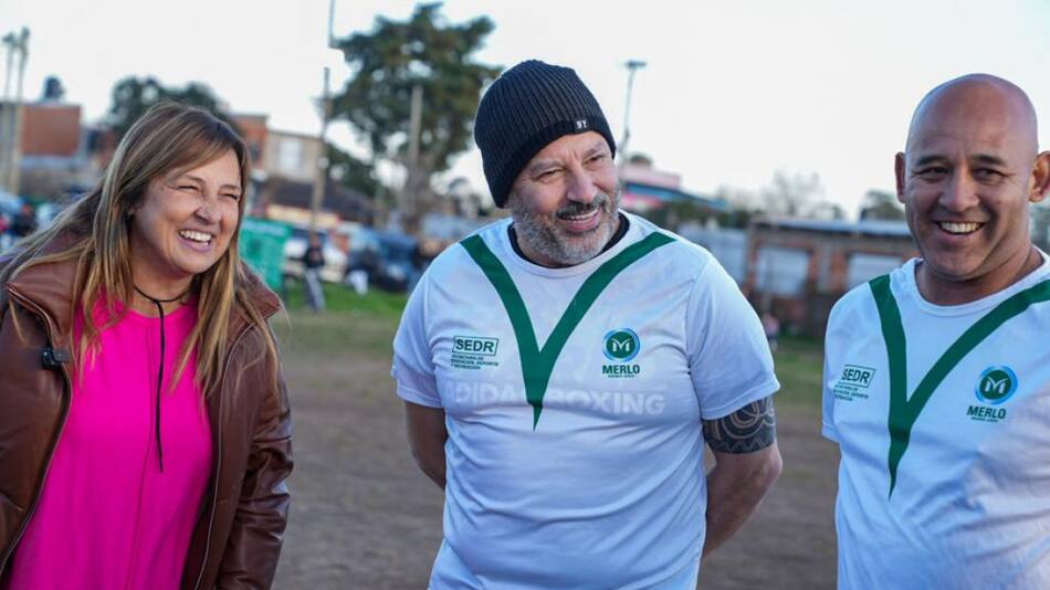 Gustavo Menéndez compartió un partido de fútbol y un asado con los vecinos de Merlo. Foto: Twitter.