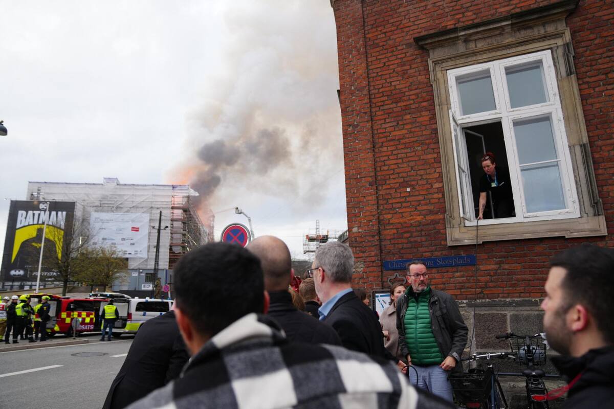 Incendio en la antigua bolsa de Copenhague, Dinamarca. Foto: EFE.