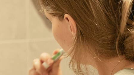 Cuidado con compartir tu cepillo de dientes. Foto: Unsplash