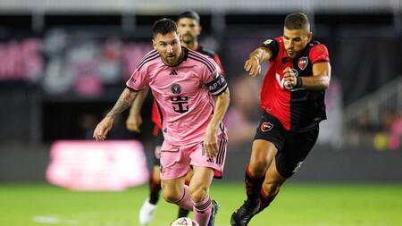 Lionel Messi en el amistoso del Inter Miami ante Newell's Old Boys. Foto: NA.