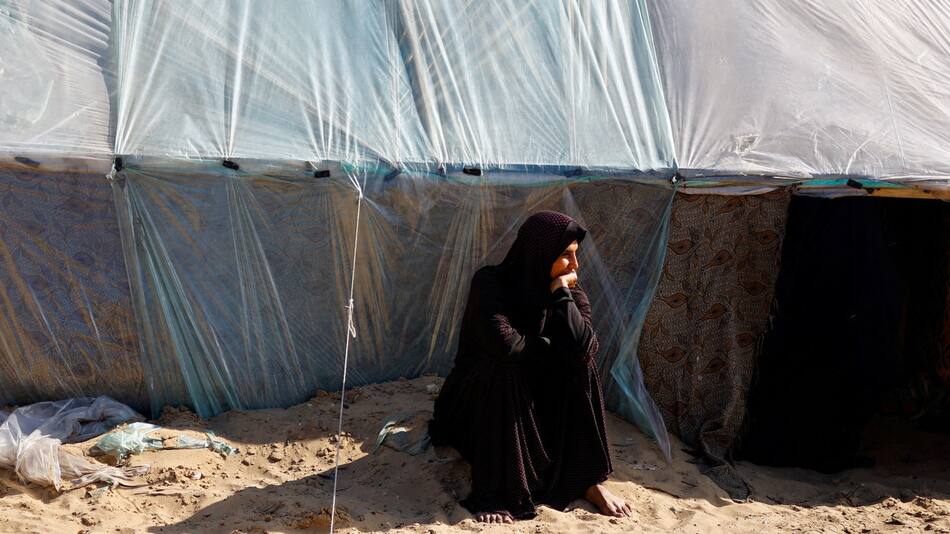 Evacuados del Hospital Naser. Foto: Reuters.