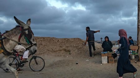 Gazatíes en Rafah. Foto: EFE.