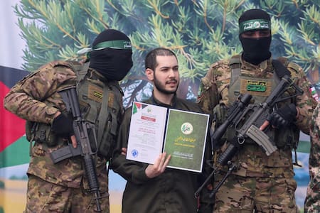 Liberación de tres rehenes israelíes en Gaza por parte de Hamás. Foto: REUTERS.