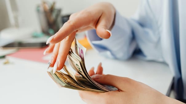 Cómo hay que ordenar los billetes para atraer la riqueza, según el Feng Shui