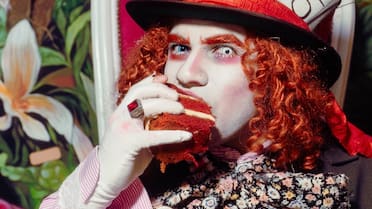 El restaurante inspirado en Alicia en el País de las Maravillas que conquista dos barrios icónicos de CABA: dónde vivir esta experiencia llena de magia