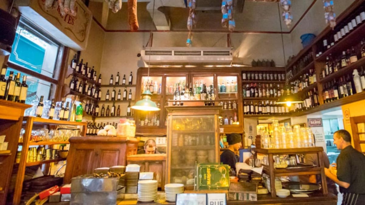 Una esquina resiste al paso del tiempo con identidad, mística y sabor bien porteño.