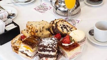 La mítica cafetería de CABA: cuánto cuesta merendar en Las Violetas en septiembre 2025