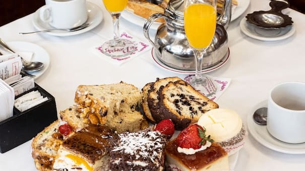 Cuánto sale degustar una merienda en el emblemático café Las Violetas