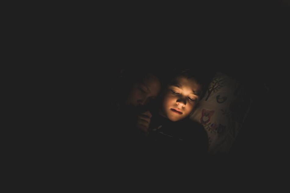 La luz de los dispositivos electrónicos interfiere en el sueño a la hora de dormir. Foto: Unsplash.
