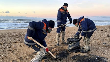 Alerta en Rusia por los daños de un derrame en el Mar Negro: 200.000 toneladas de suelo podrían estar afectadas