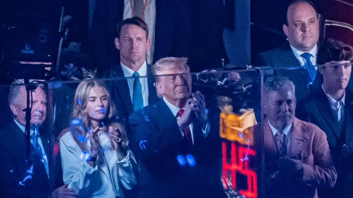Trump, abucheado por el Madison Square Garden durante el himno nacional.