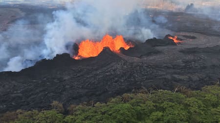El volcán Kilauea de Hawái entró en erupción y lanzó columnas de lava de hasta 300 metros de altura