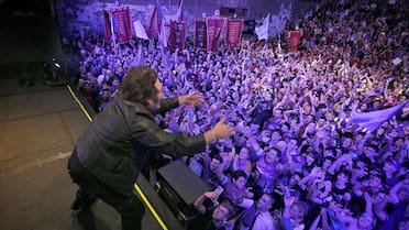 Vuelve en auto por las tormentas: Milei prepara su reunión con el CEO de JP Morgan tras el cierre de campaña en Rosario