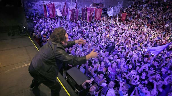 Vuelve en auto por las tormentas: Milei prepara su reunión con el CEO de JP Morgan tras el cierre de campaña en Rosario