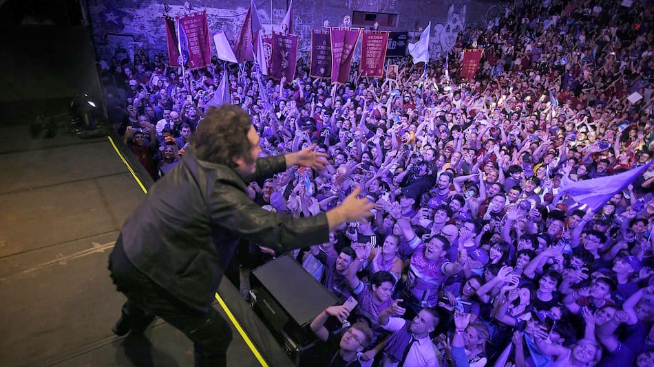 El presidente dio un discurso desde el escenario.