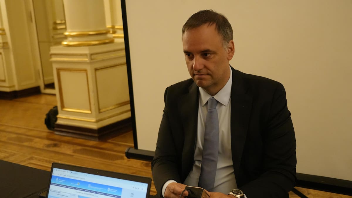 Alarma en el Gobierno: investigan los viajes de Manuel Adorni para determinar el origen de los fondos