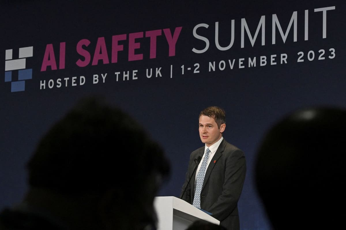 Ian Hogarth, presidente del grupo de trabajo sobre inteligencia artificial en las fronteras del Reino Unido, durante su discurso. Foto: Reuters.