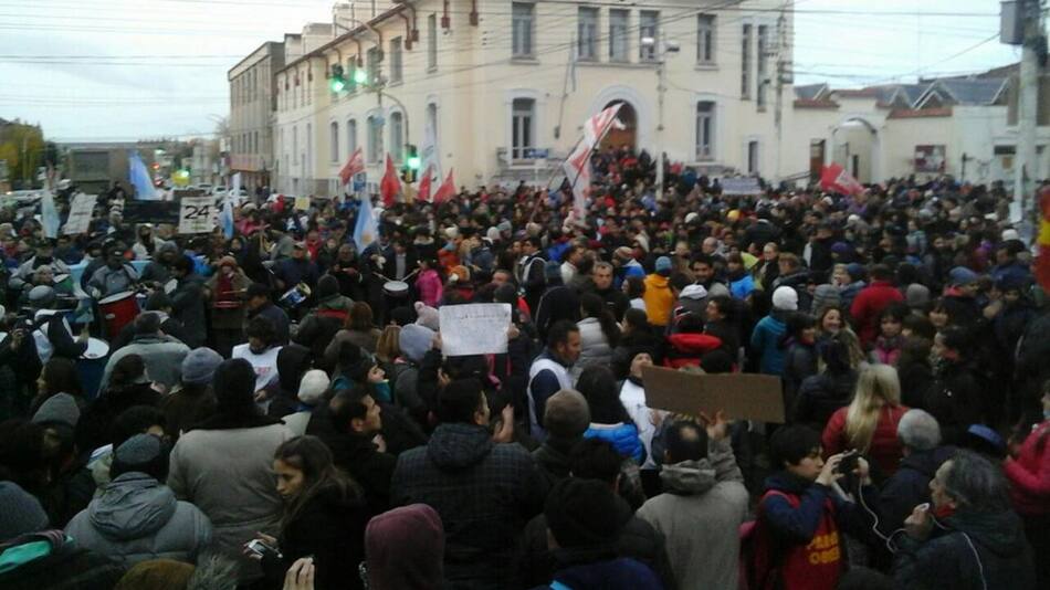 Marcha de estatales en Santa Cruz (DYN)
