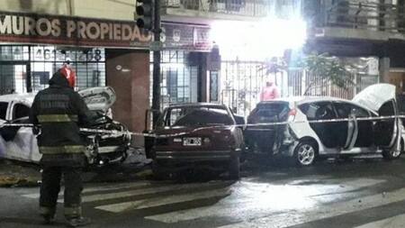 Impresionante choque múltiple en Flores, se prendió fuego un auto y murió una mujer