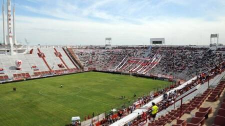 Clausuraron el estadio de Huracán