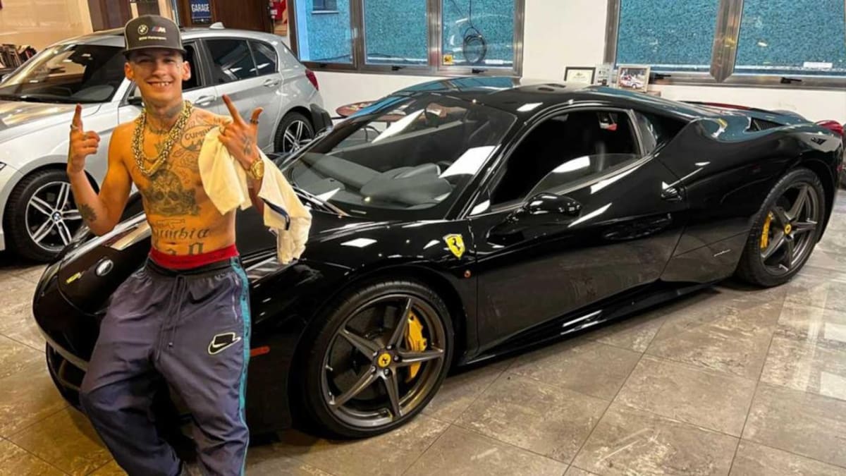 L-Gante con su nuevo Ferrari. Foto: Instagram @lgante_keloke.