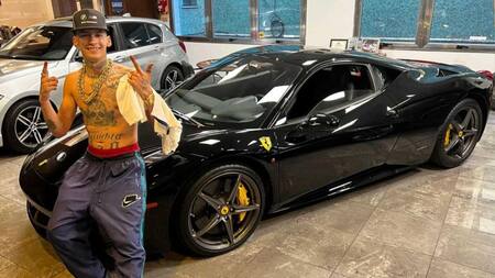 L-Gante se mostró a bordo de una Ferrari de medio millón de dólares que aseguran pagó en efectivo