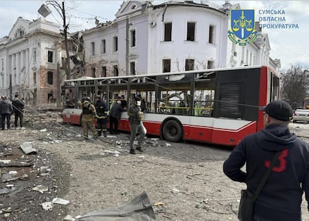 Rusia lanzó un ataque masivo con misiles balísticos en el noreste de Ucrania. EFE/EPA/SERVICIO ESTATAL DE EMERGENCIAS DE UCRANIA