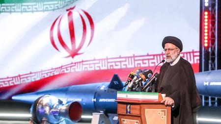 El presidente de Irán presentando el misil "Fattah". Foto: Reuters.