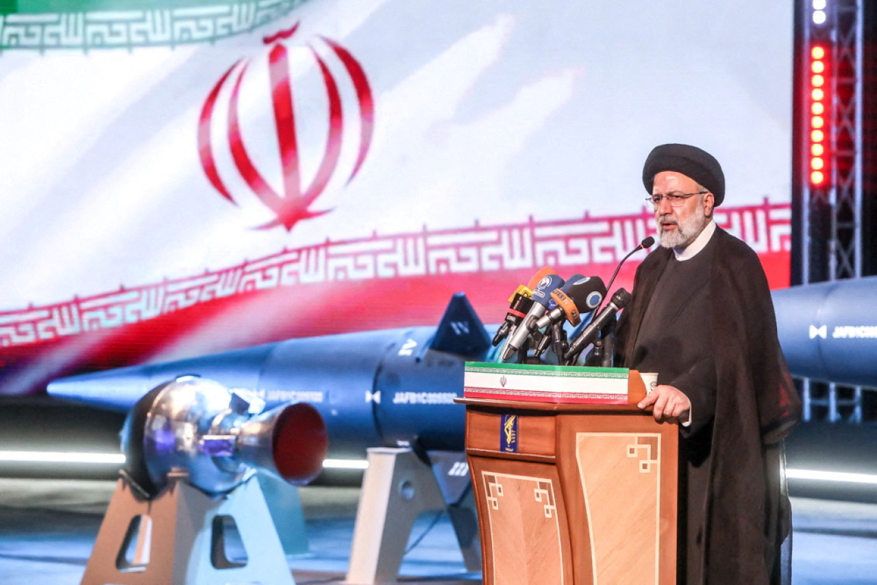 El presidente de Irán presentando el misil "Fattah". Foto: Reuters.