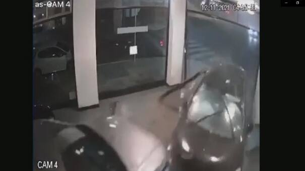 VIDEO: conductor borracho chocó y destrozó un auto dentro de concesionaria de Villa Luro