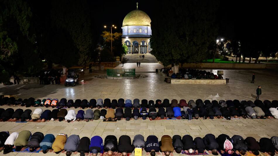 Rezo de palestinos en Ramadán, mezquita de Al Aqsa. Foto: Reuters.