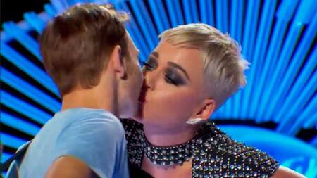 Katy Perry beso a joven en American Idol
