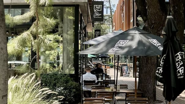 El barrio de Buenos Aires que transporta a Cariló: bosque, nuevo polo gastronómico y un boom inmobiliario a pasos de CABA