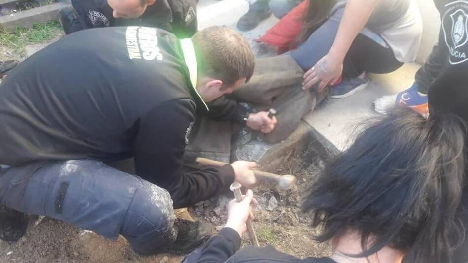 Rescate de un bebé que cayó a un desague en Tolosa