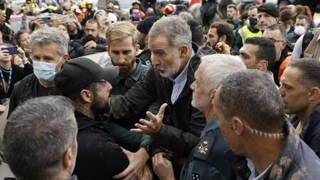 insultan y lanzan barro a la comitiva de los reyes de España en el epicentro del temporal en Valencia. EFE