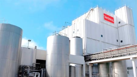 La empresa Lácteos Verónica frenó la producción de tres plantas y los empleados las ocuparon en reclamo de sueldos impagos