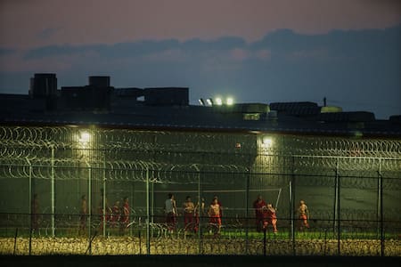 Venezolanos detenidos en una cárcel de Texas. Foto: Reuters/Paul Ratje